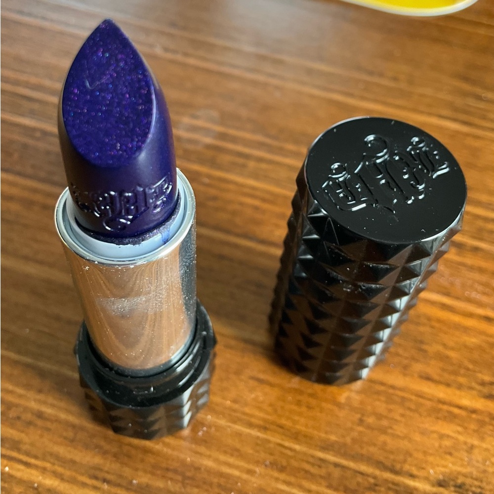 KVD Studded Kiss in Poe